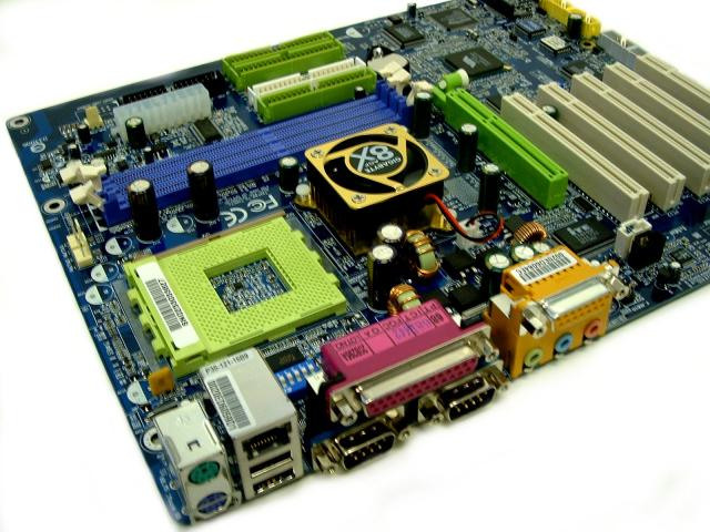 Specs, Features and Bundle - Gigabyte 7VAXP Motherboard